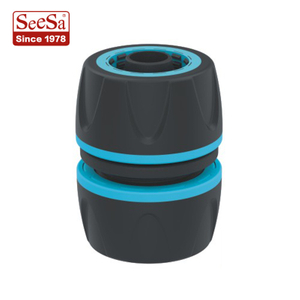 موصل الصنبور متعدد الجولة في الحديقة